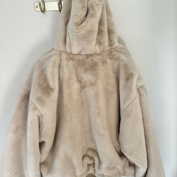 GUESS Faux-Fur Vest - Picture 6 of 8